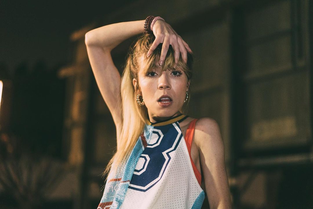 Ex-estrela adolescente de “iCarly” relata anos de abusos às mãos da mãe, distúrbios alimentares e excessos