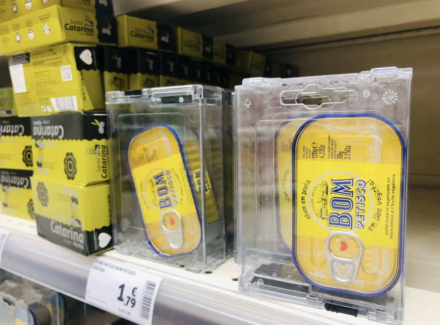 Pobreza dispara em Portugal. Supermercados já colocam alarmes em latas de atum para travar furtos de comida