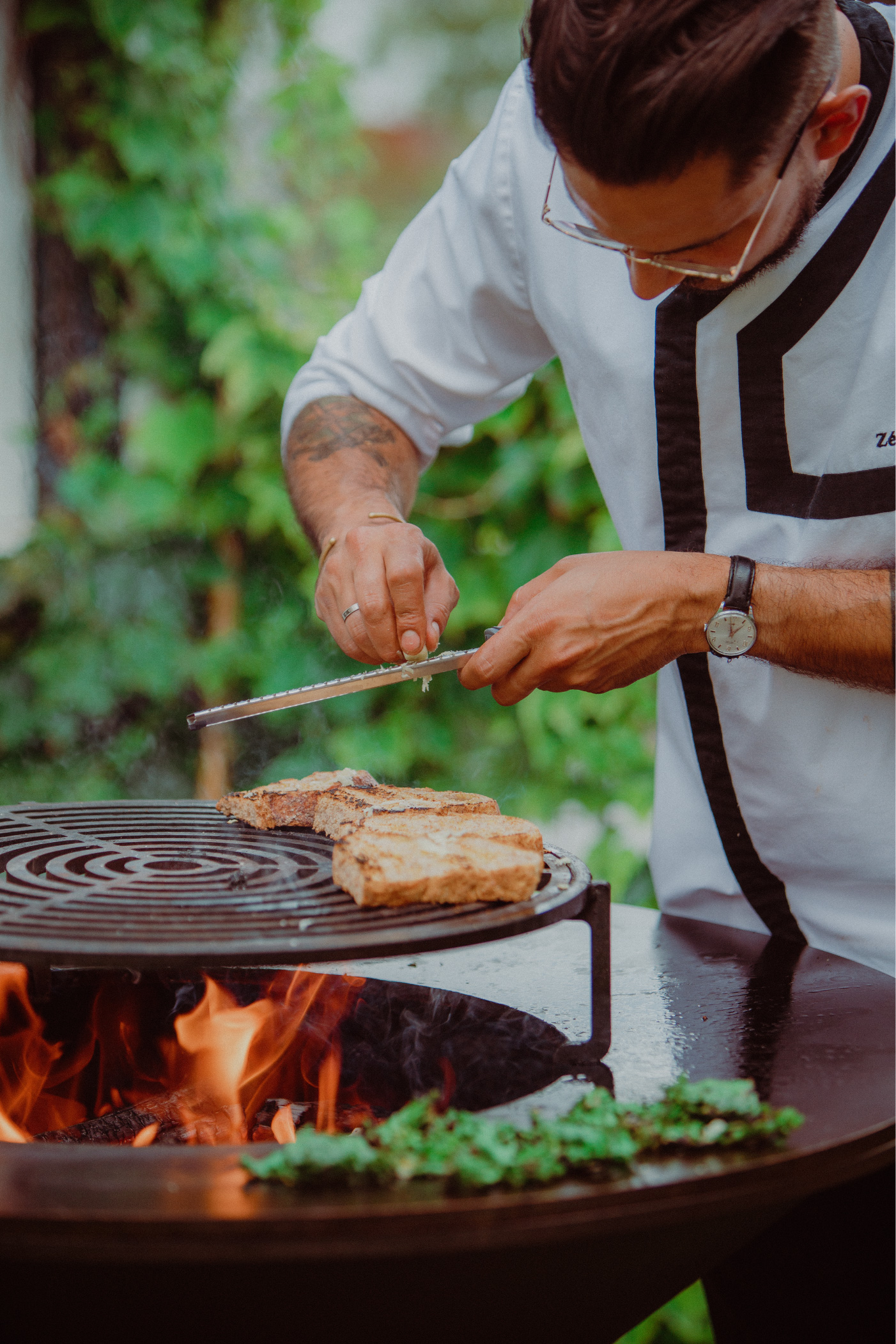 Há um terraço onde as noites nunca são frias. Fica na Madeira e a poncha junta-se à festa