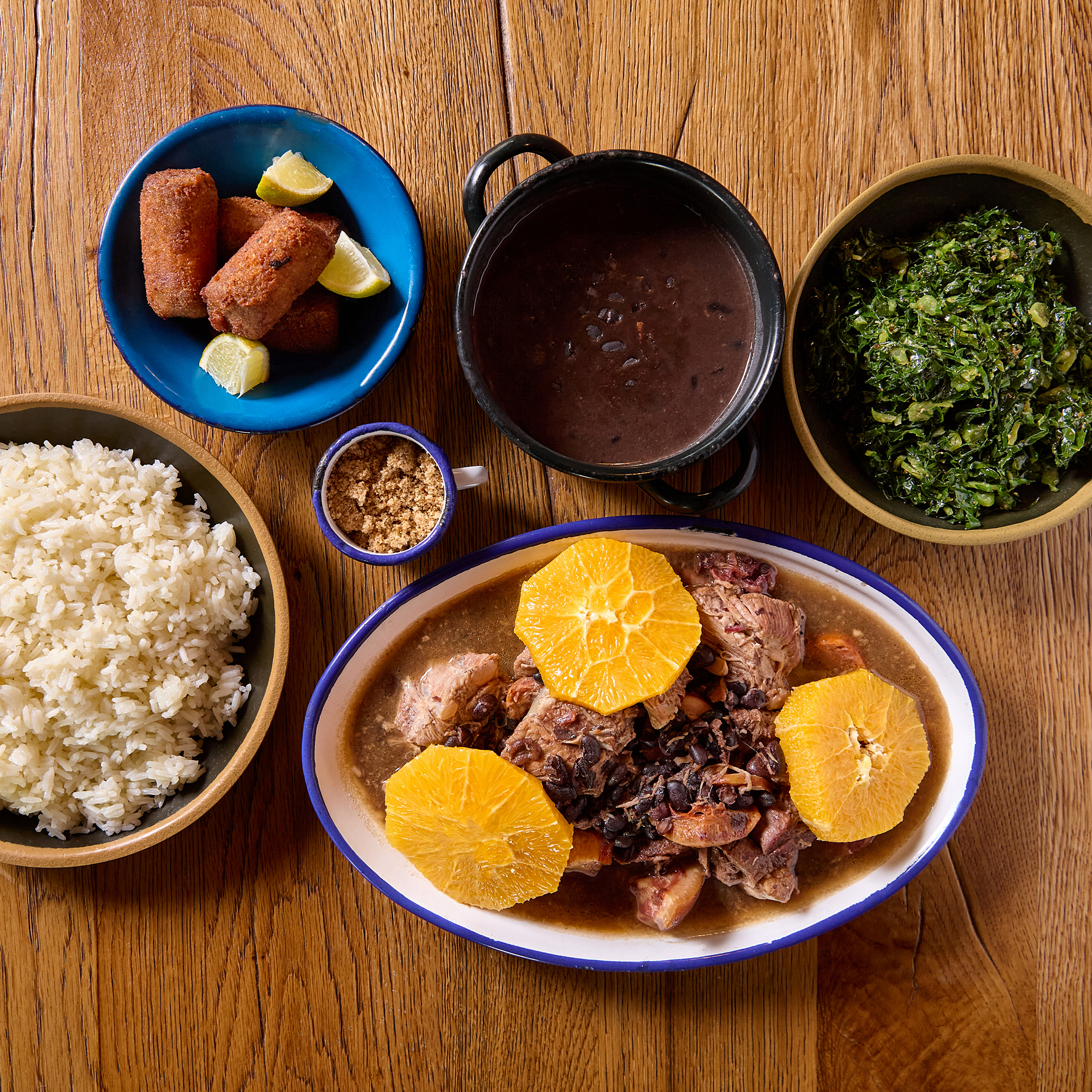 O parceiro perfeito para uma feijoada é um belo jarro de caipirinha. Conheça o novo menu de almoço do Lat.A