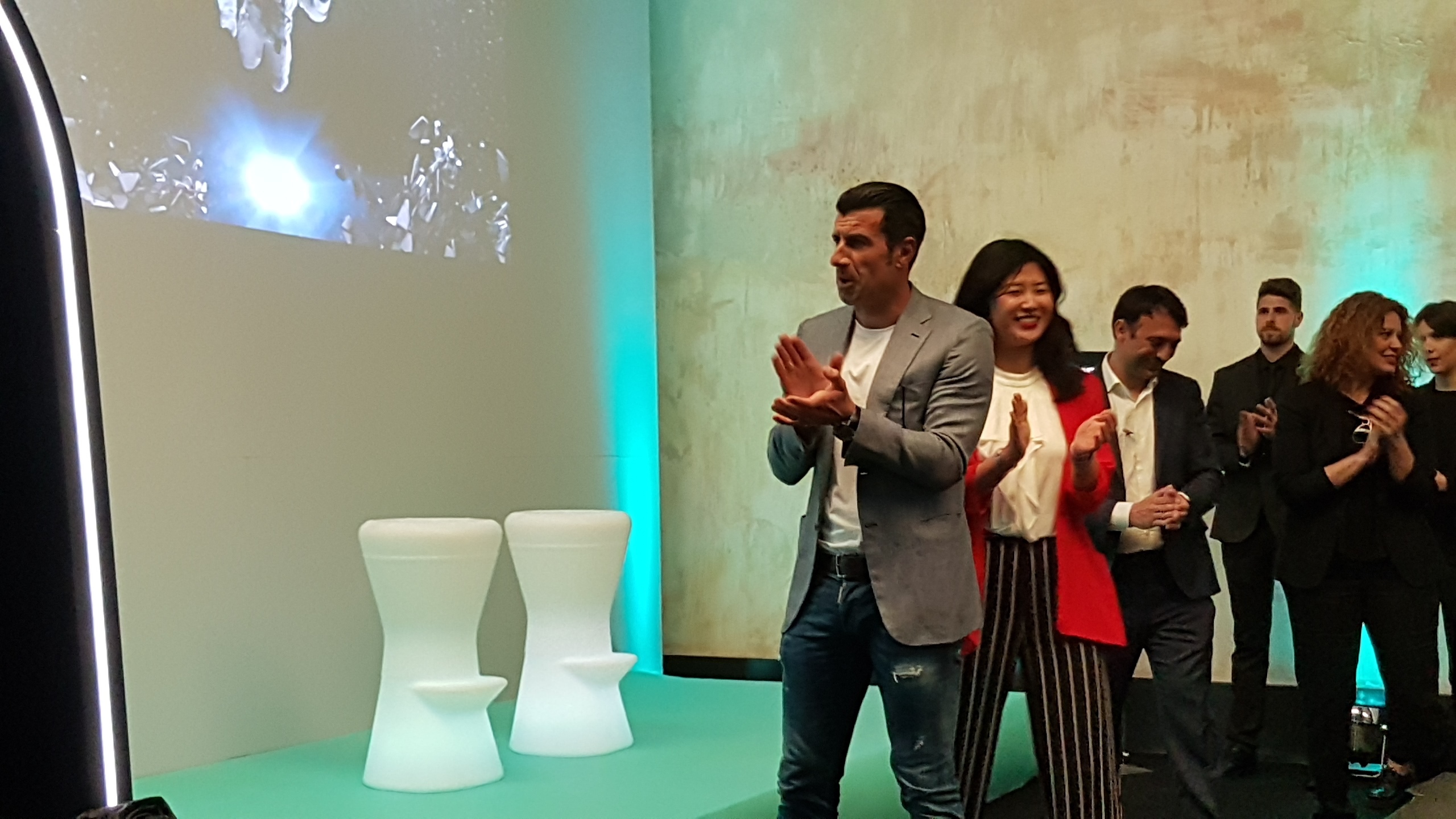 Nem só de leggings e sweats se faz o confinamento. 16 peças para abrilhantar os seus looks caseiros