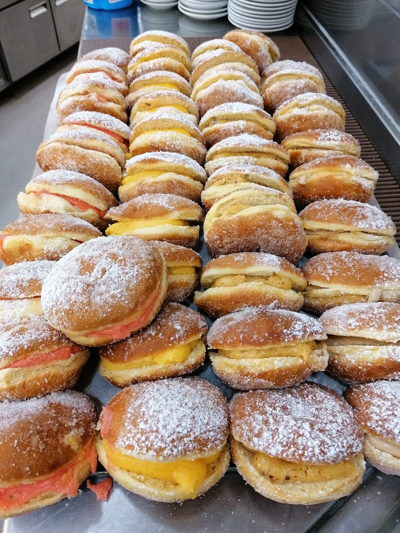 Quer ficar “embriagado de amor”? Corra para O Rebuçado e peça esta bola de Berlim com recheio de Licor Beirão