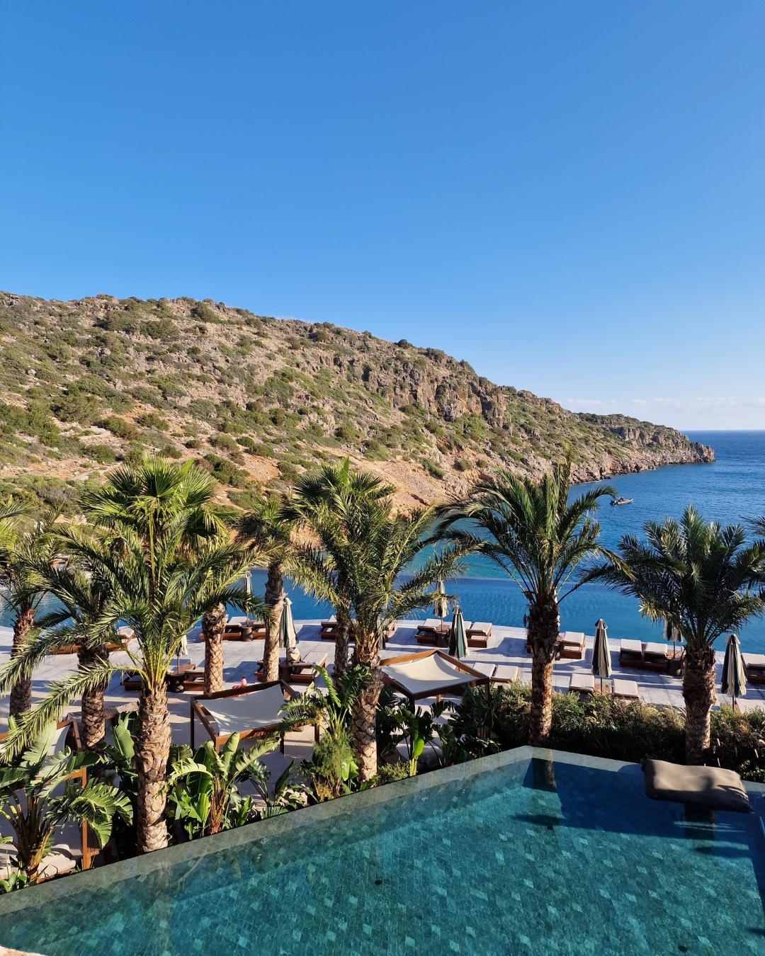 Da praia privada às villas com piscina de água salgada. Tem (mesmo) de conhecer este hotel na Grécia