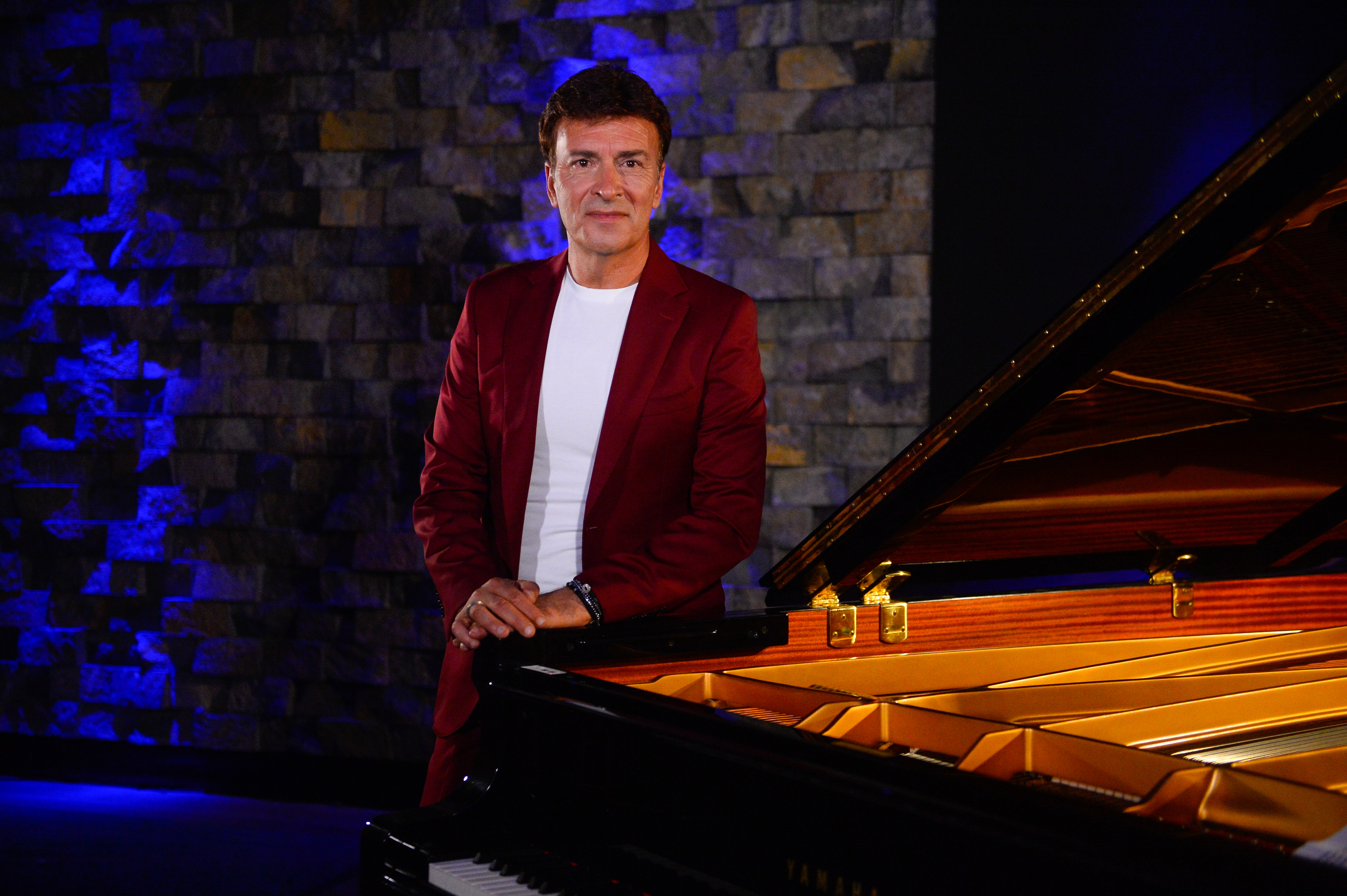 Tony Carreira assina contrato com a TVI. Vida do músico vai tornar-se série de ficção