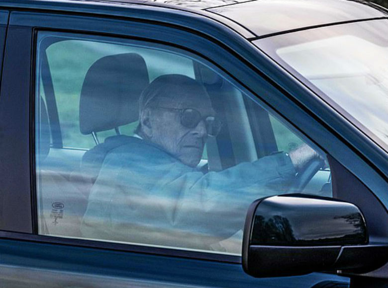 Príncipe Filipe bate em carro que transporta bebé. Polícia pede às vítimas “discrição”