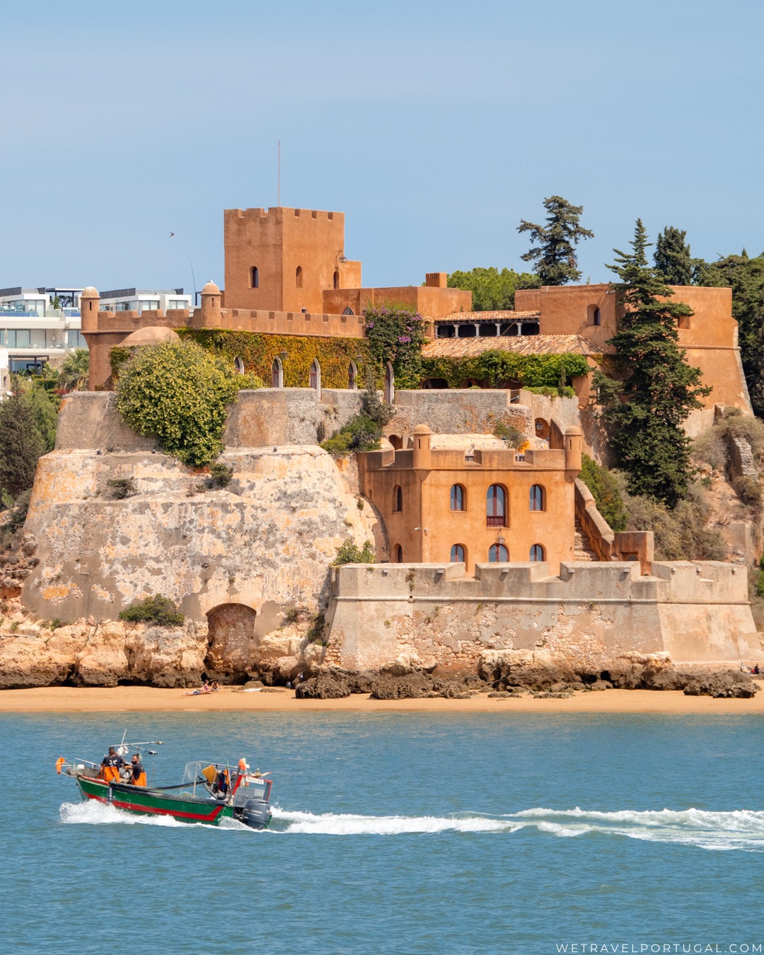 Este castelo no Algarve é o sítio onde a Rainha Letizia se tem refugiado. Veja as imagens e entenda o porquê