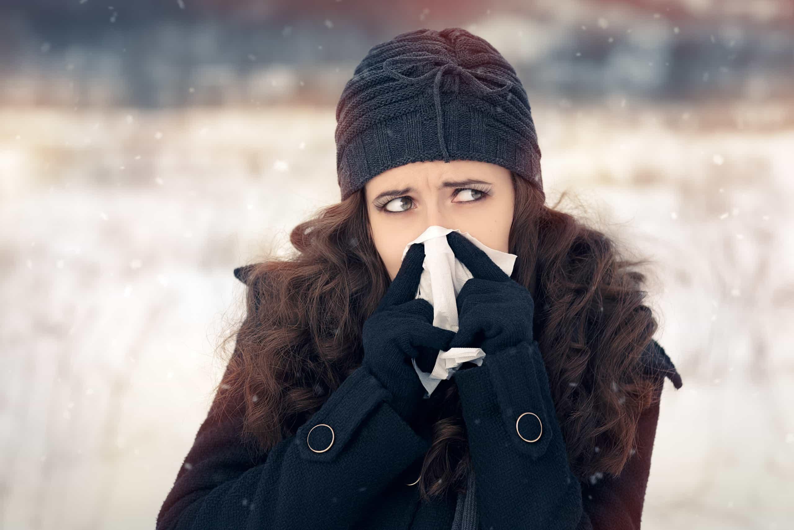 Ощущение зима. Женщине плохо зимой. Girl in Winter feeling Cold. Холодок плохие девочки. Девушке стало плохо зимой.