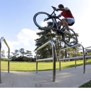 A nova roupa de banho masculina da Guess é feita a partir de plástico retirado dos oceanos