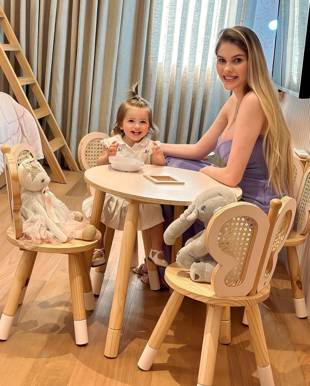 Influenciadora arrasada por dar um brigadeiro à filha de 1 ano. “Quem decide o que ela come sou eu”