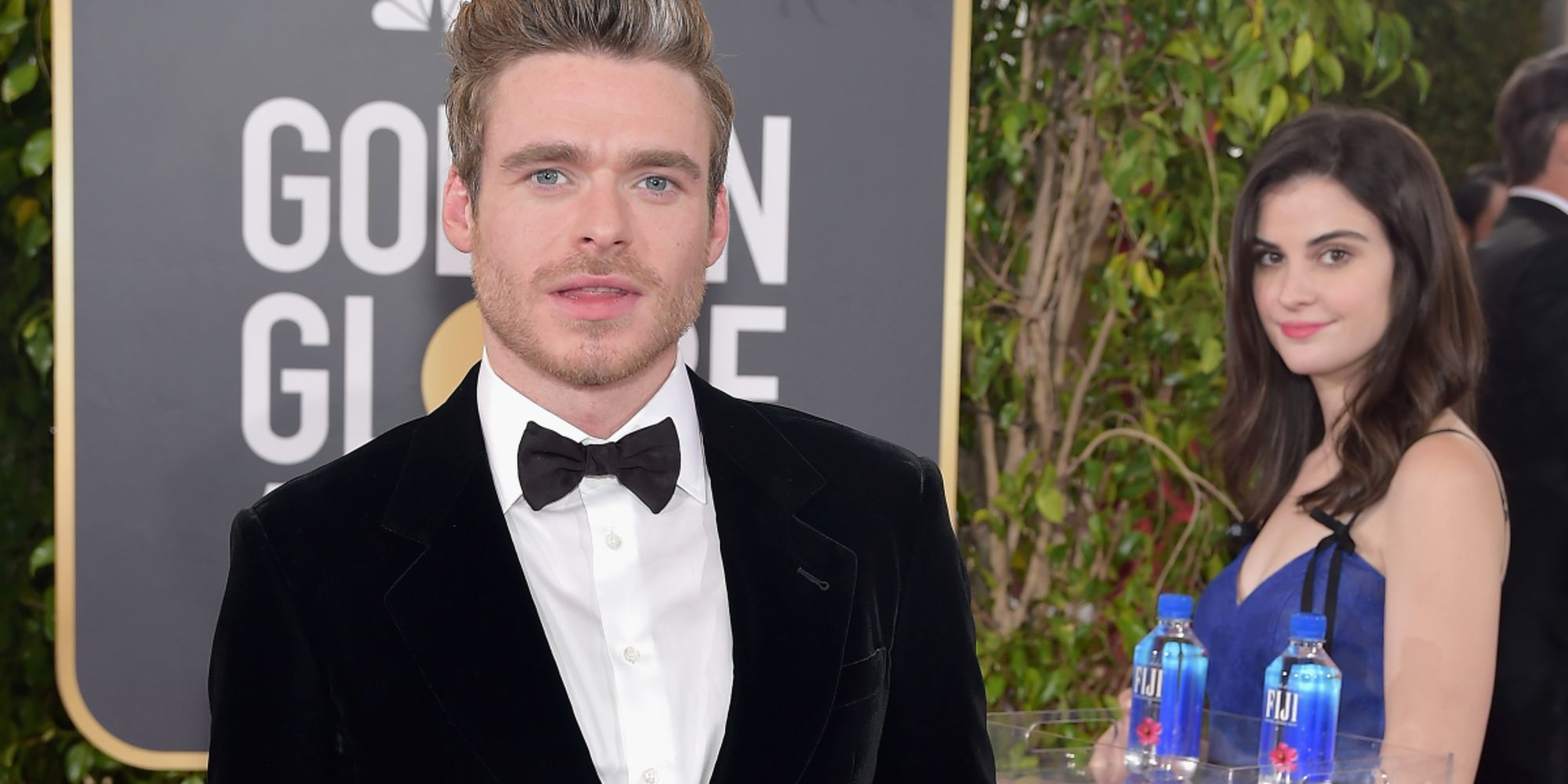 A rapariga das garrafas de água tornou-se viral nos Globos de Ouro