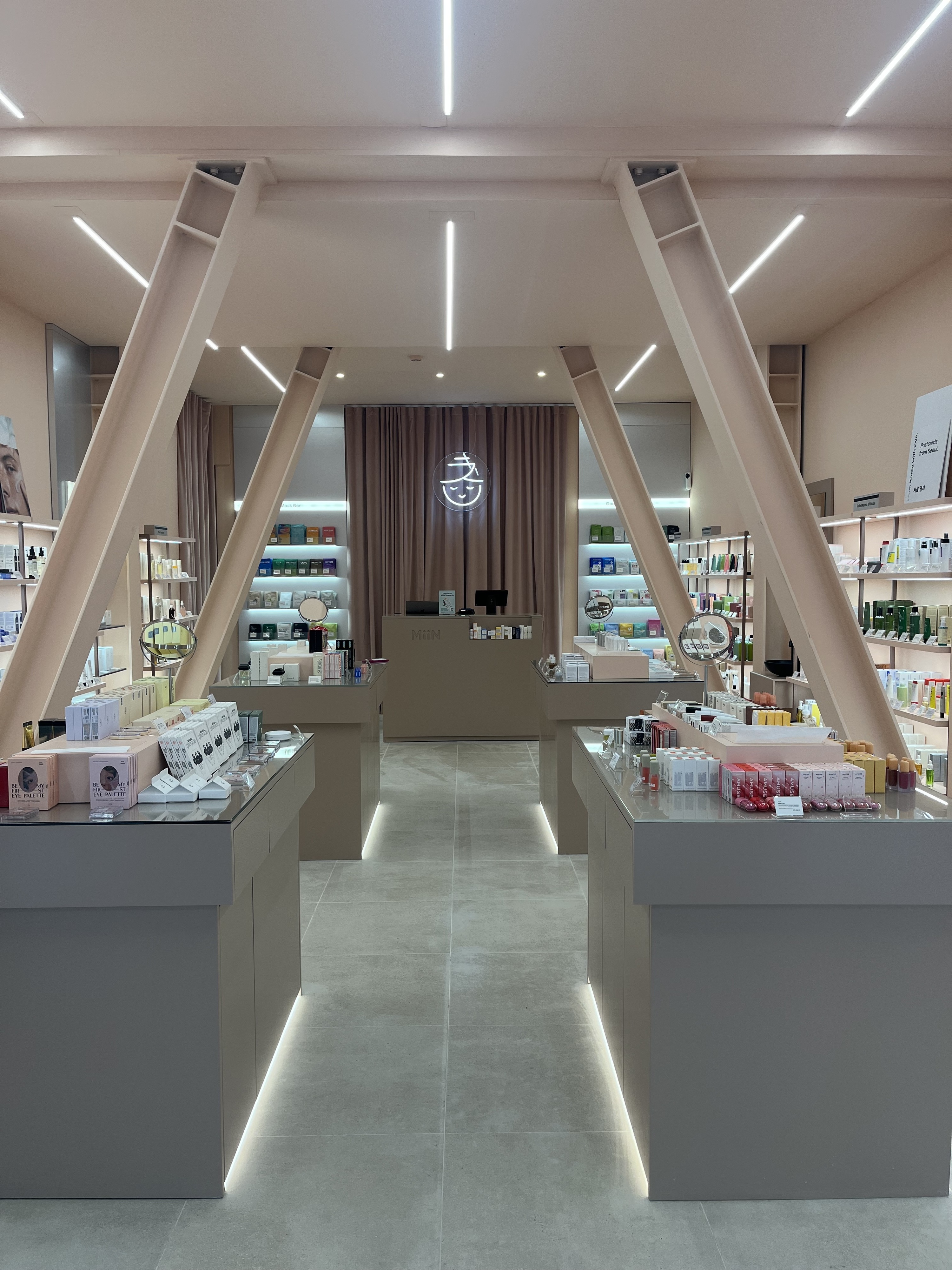 Estamos rendidos a este paraíso de beleza coreana no coração de Lisboa. Saiba tudo sobre a MiiN Cosmetics