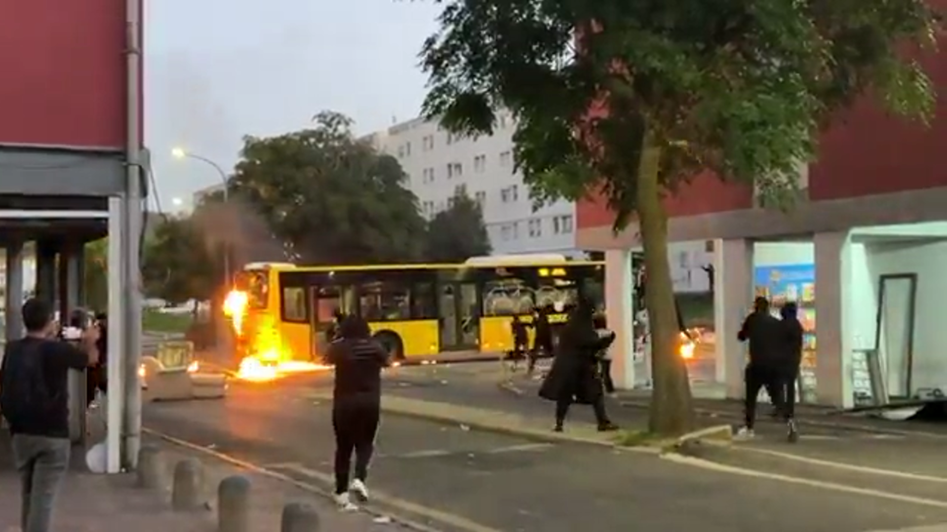 Mais uma noite de desacatos e destruição em Lisboa. Polícia terá entrado em casa de família de Odair Moniz