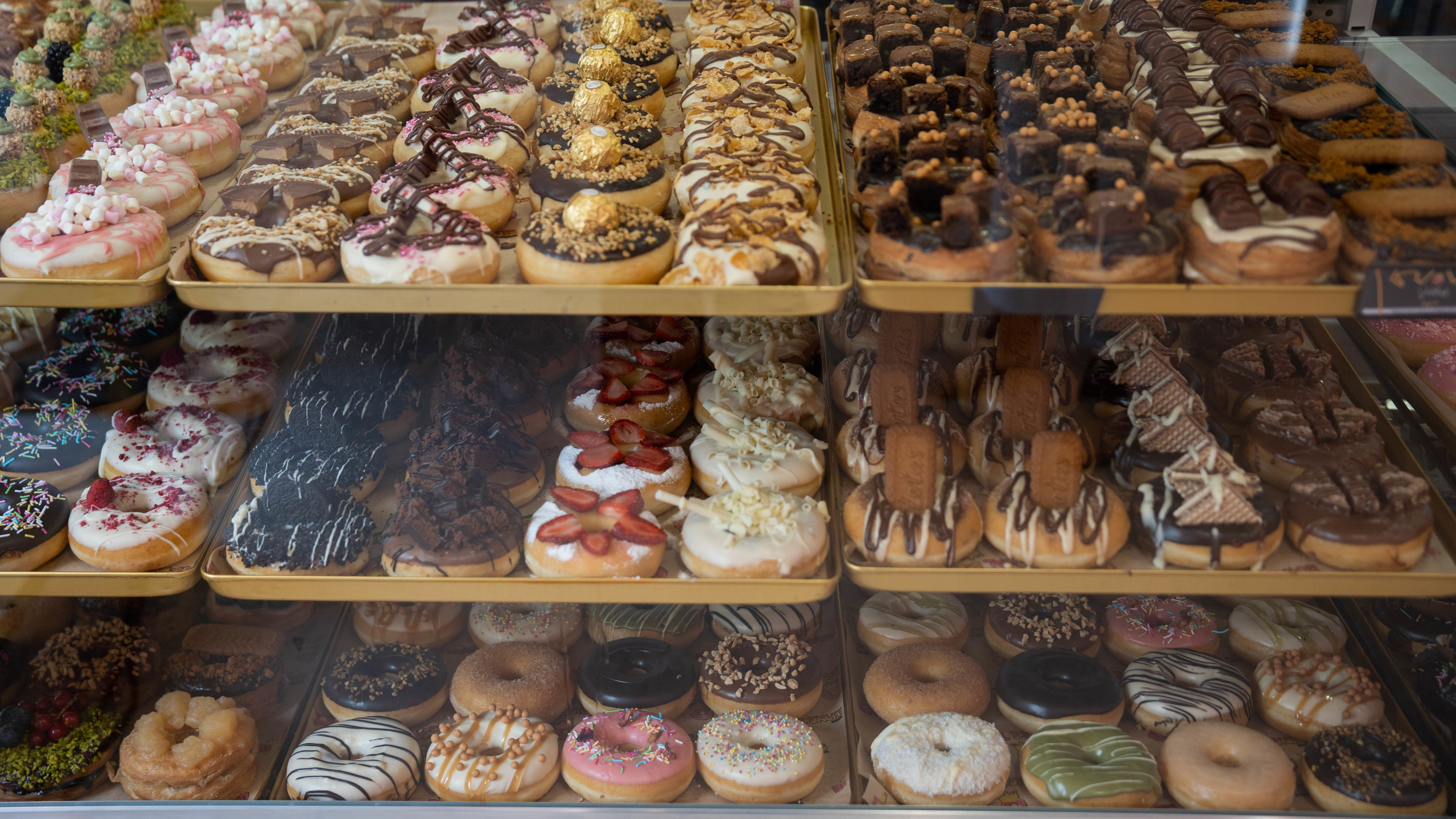 150 combinações diferentes, assados em vez de fritos e instagramáveis. A Royal Donuts chegou a Portugal