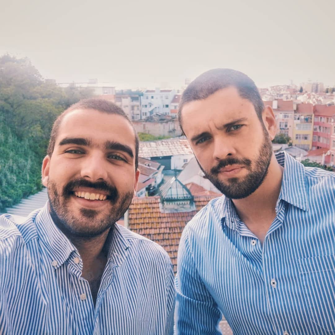 Os Mouros da Calçada. Hugo e João dão música aos vizinhos todas as noites — e até já convidaram o padre para dar a missa