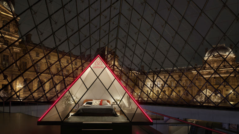 E se pudesse passar uma noite no museu do Louvre?