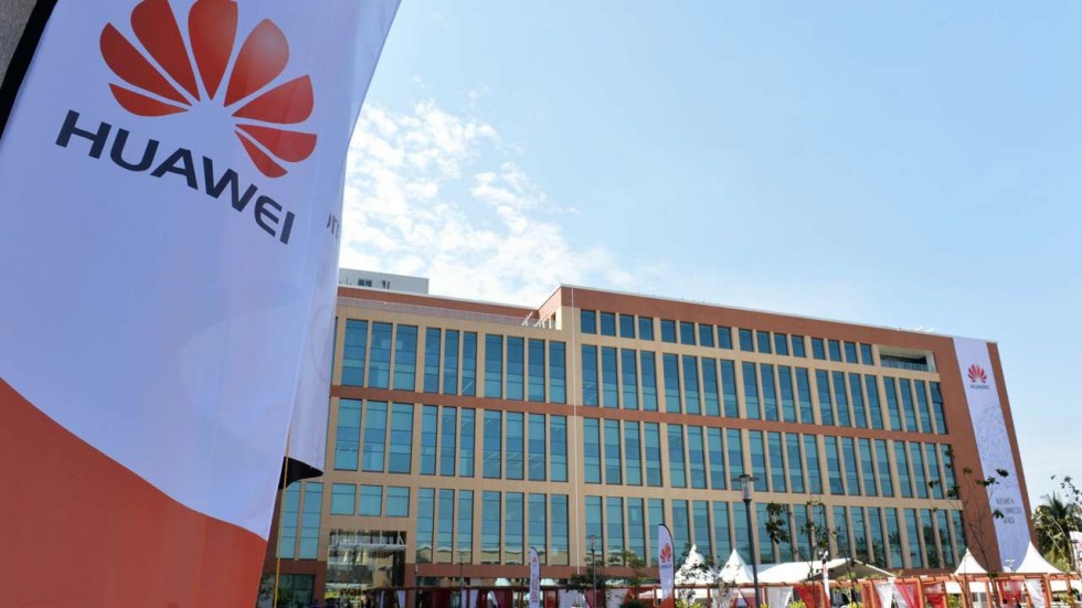 Receitas da Huawei abrandam em 2017 mas segmento de smartphones cresce