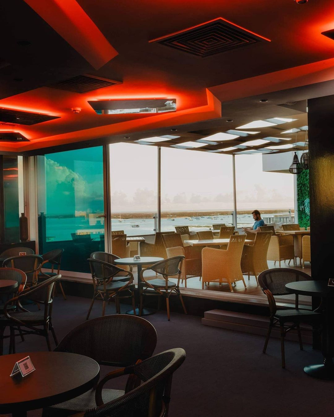 Há um novo bar em Faro que promete despertar os cinco sentidos — e desvendar mais um