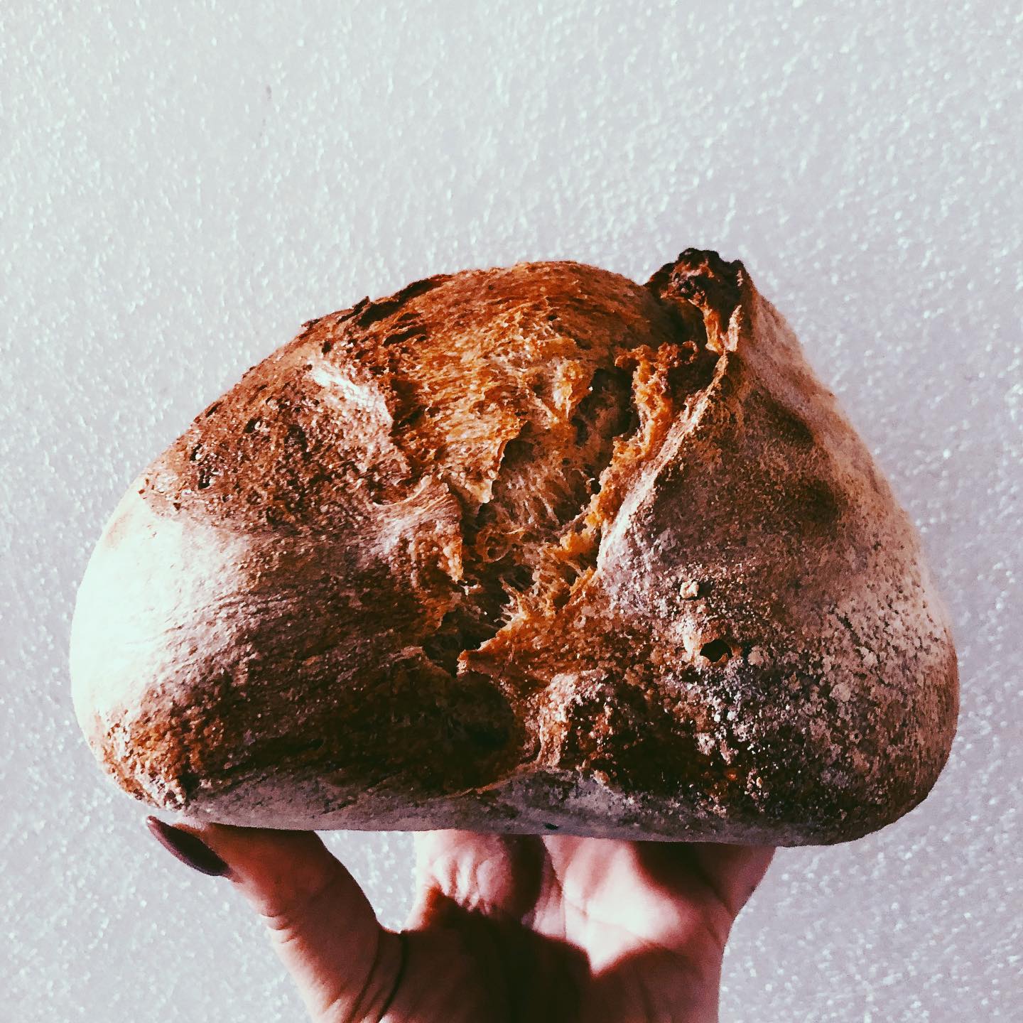 Um restaurante para comer em casa. Um pão em forno de lenha para molhar no ovo do FOCO, em Leiria