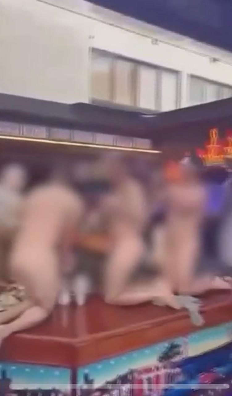 Insólito. Turistas passeiam e simulam posições sexuais completamente nus em bares de Albufeira