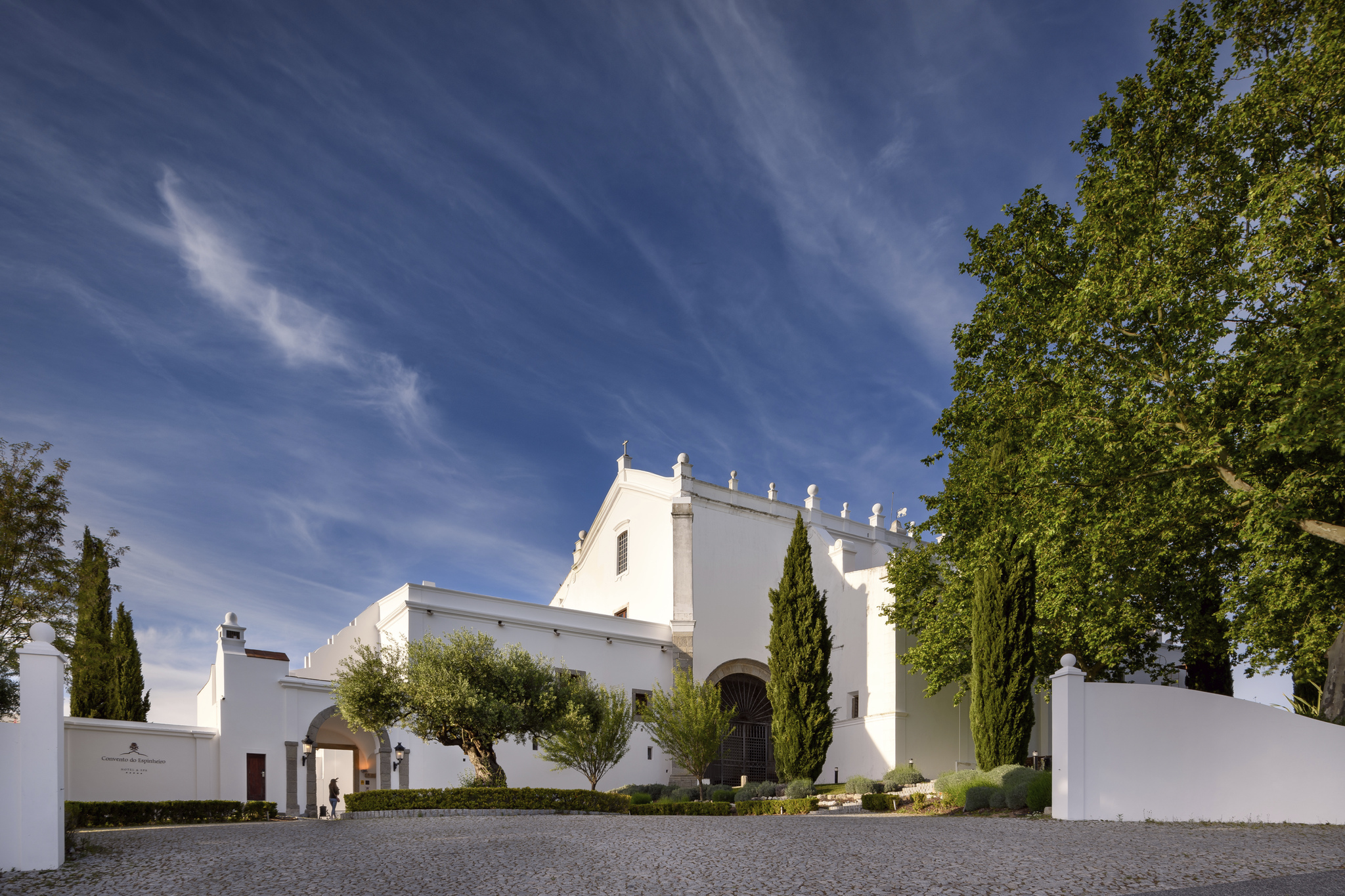 Vinhos, piscina e camas gigantes. Assim é o Convento do Espinheiro, um refúgio de história a 1h15 de Lisboa