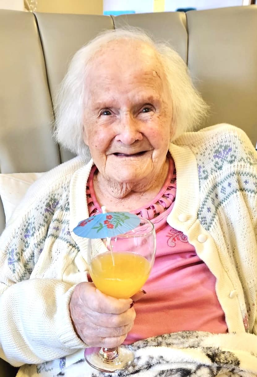 Mulher de 108 anos diz que o segredo para uma vida longa é ter cães em vez de filhos