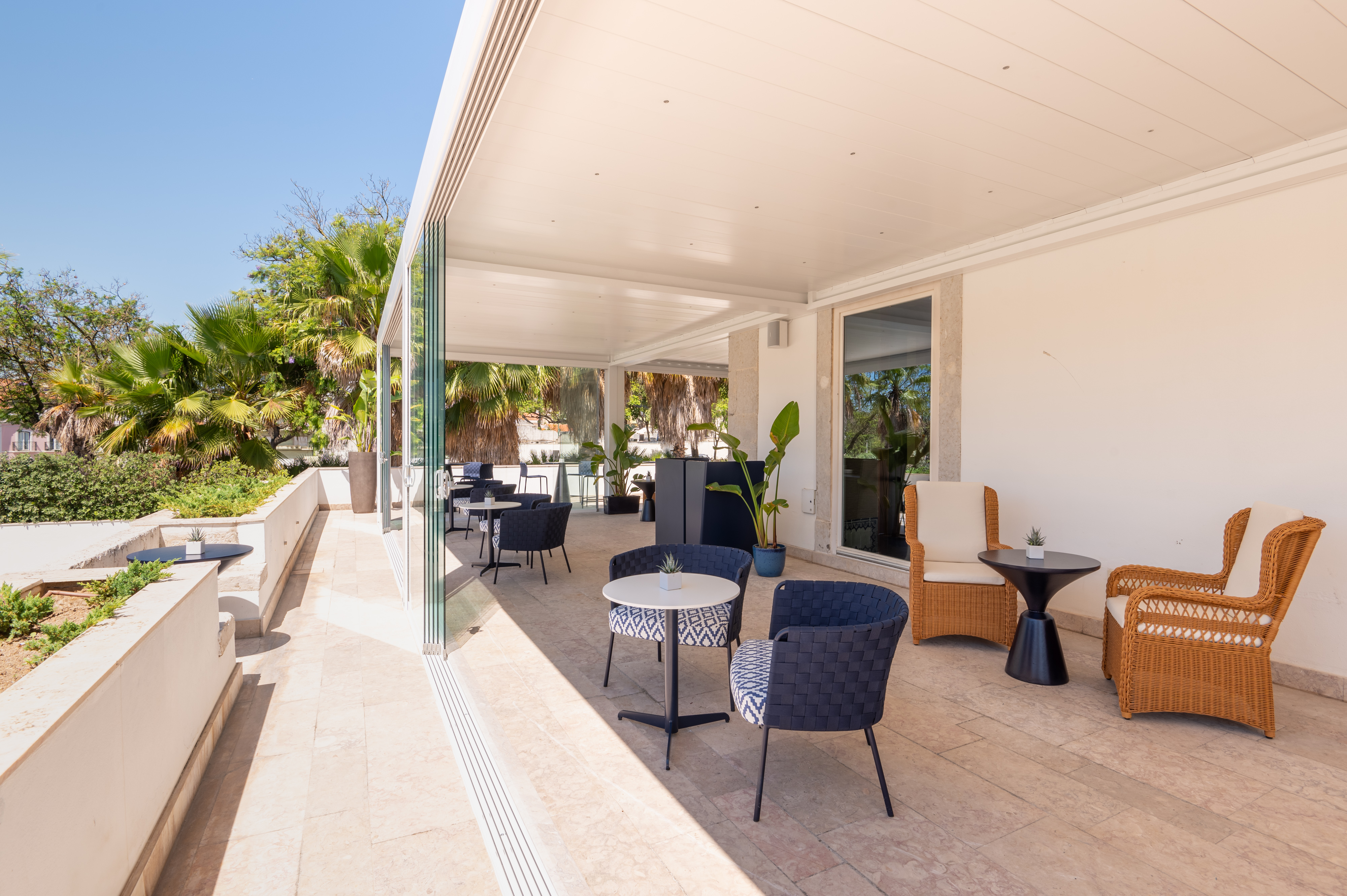 Ao domingo, vá ao brunch com barbecue neste hotel (onde até pode dar uns mergulhos na piscina)