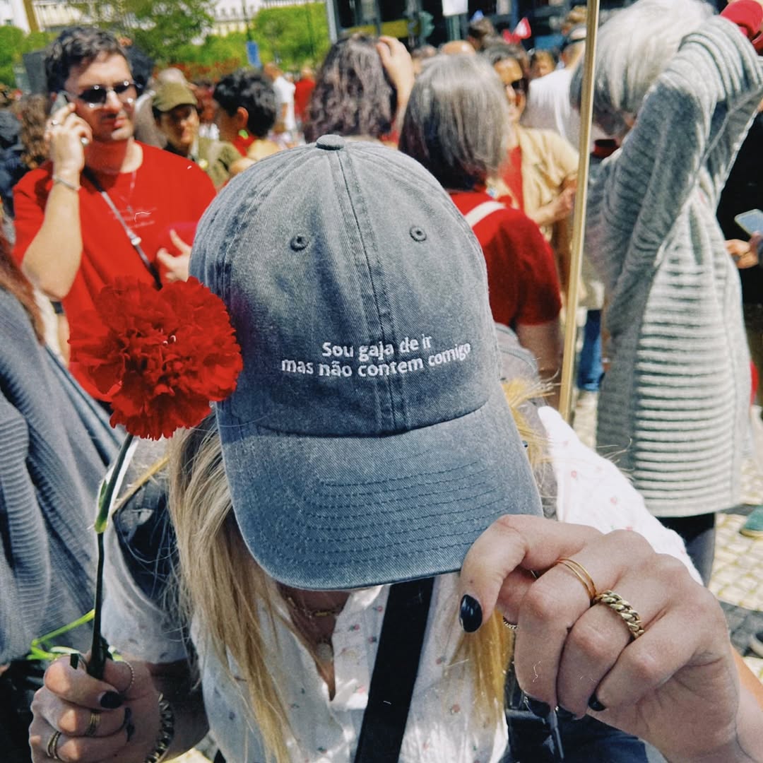 “Juro Joca”, “O mundo é bué cenas” e “É o que é”. Estes bonés com frases icónicas dão prendas de Natal perfeitas