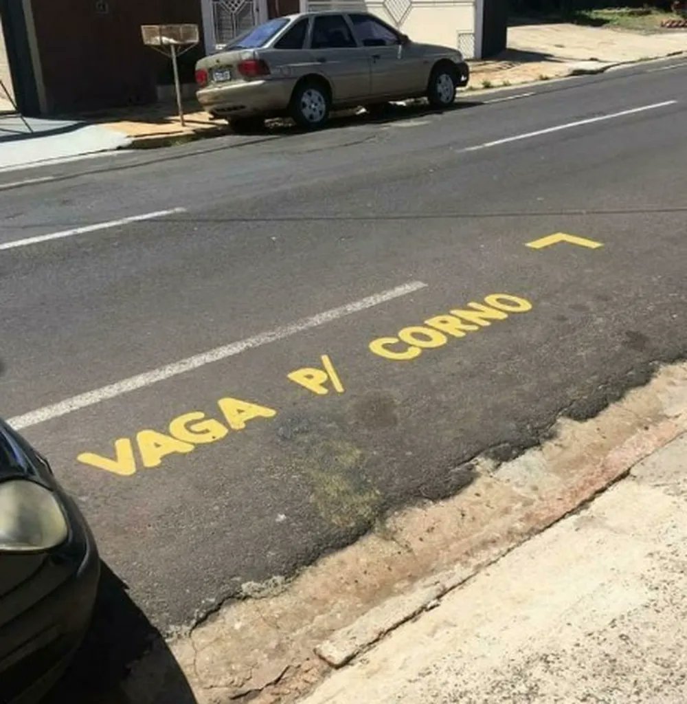 Homem pinta no chão “lugar para corno” para que ninguém estacione em frente à sua garagem