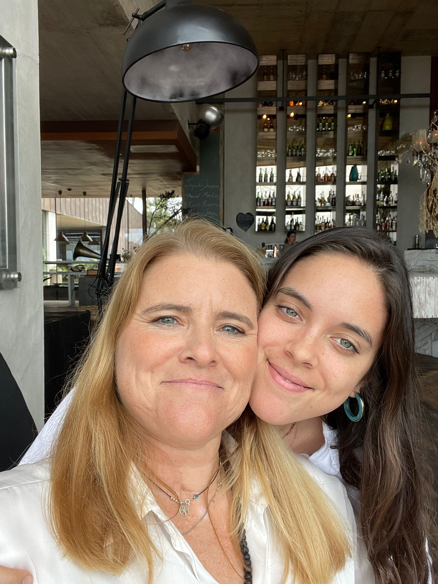 Sara e Maria iam a caminho das férias e até pararam para celebrar. 15 minutos depois, um acidente mudou-lhes a vida