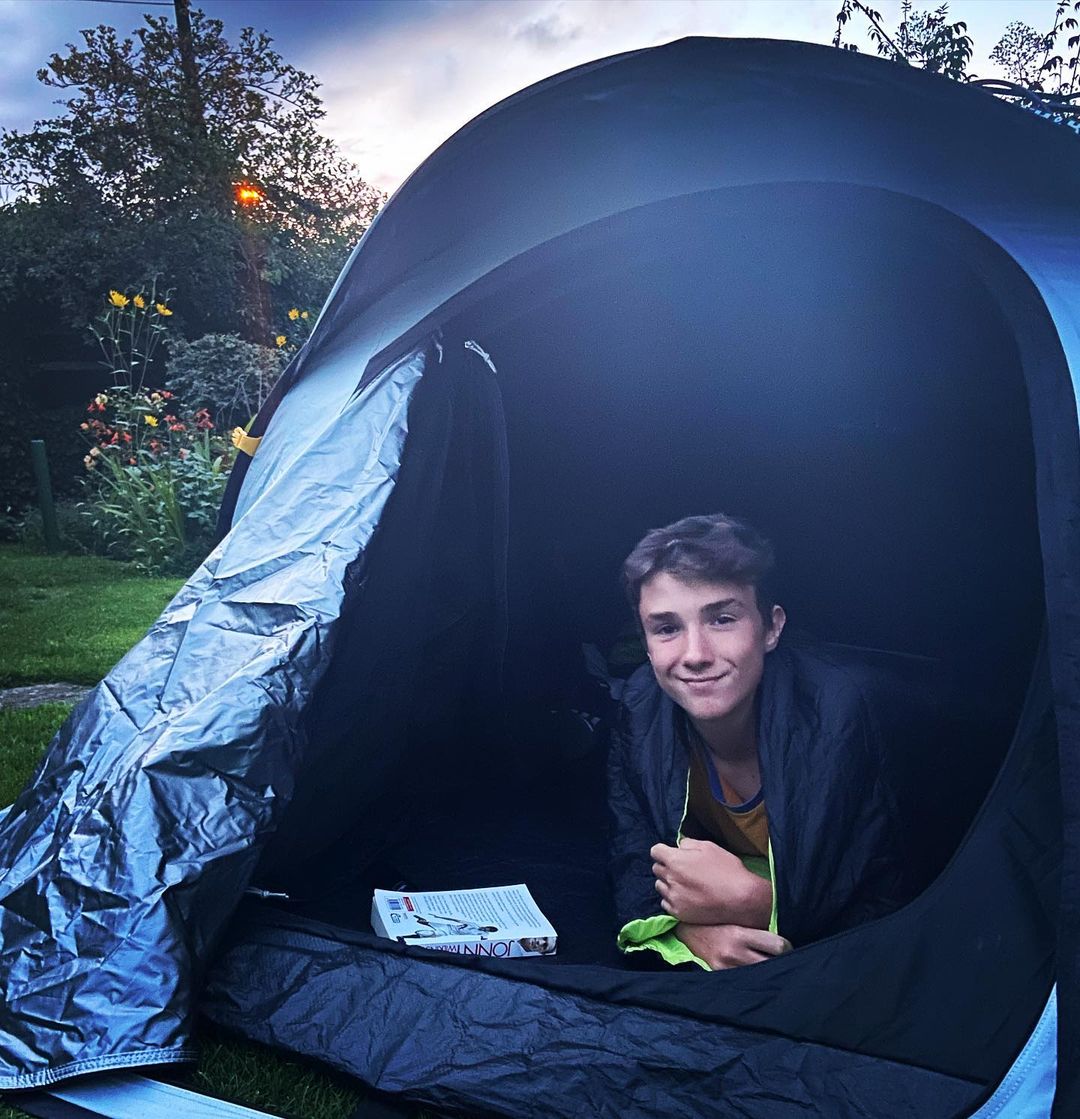 Este rapaz dormiu todas as noites numa tenda durante 3 anos. Saiba porquê