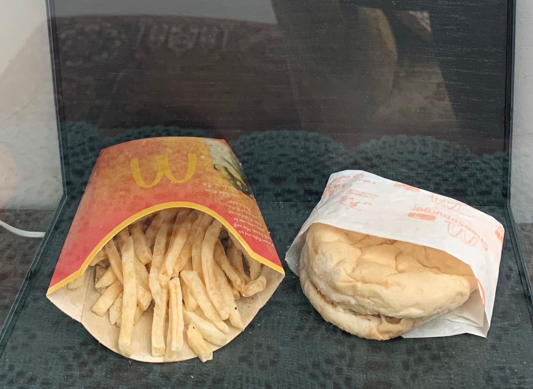O último cheeseburger vendido na Islândia está em exposição há dez anos e quase não mudou