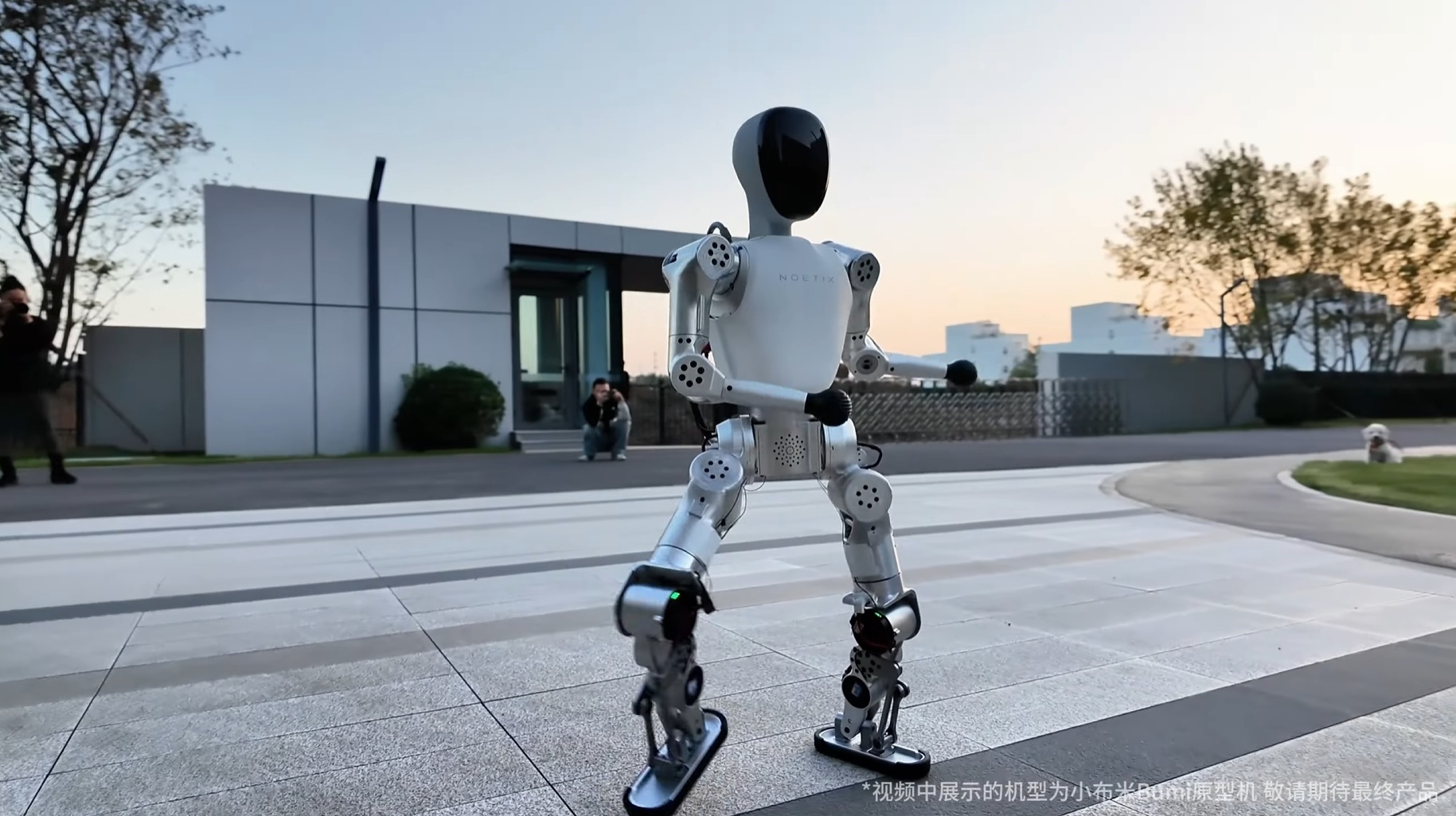 Bumi é um pequeno robot humanoide que ensina, diverte e custa menos que um smartphone de topo