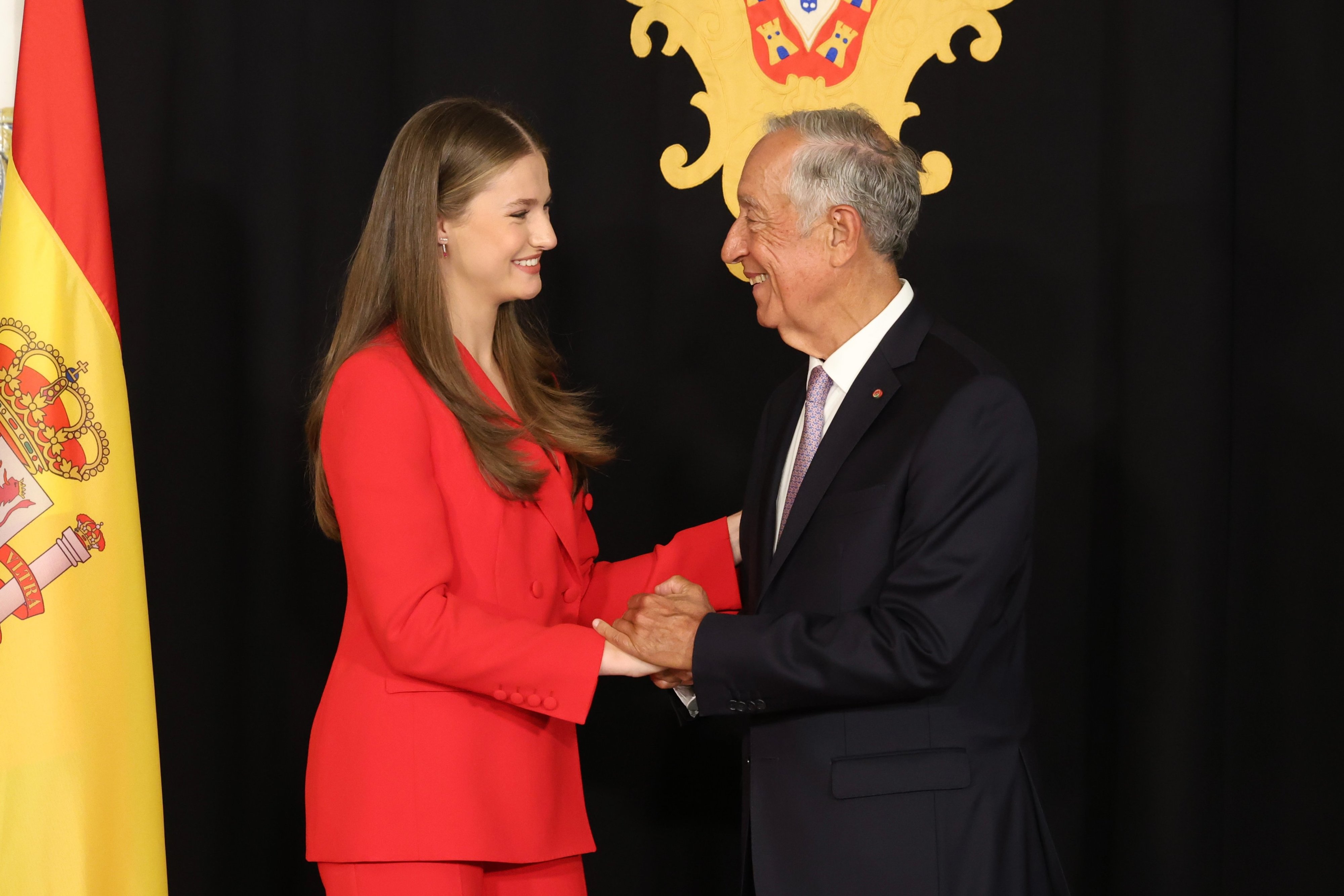 Chegou, quebrou o protocolo e ainda sorriu e acenou. Princesa Leonor estreia-se confiante em Portugal