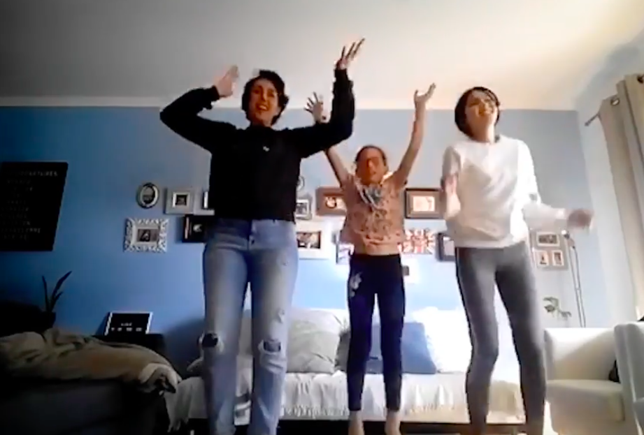 “Dança, dança, minha gente.” O vídeo que mostra famílias de quarentena a dançar