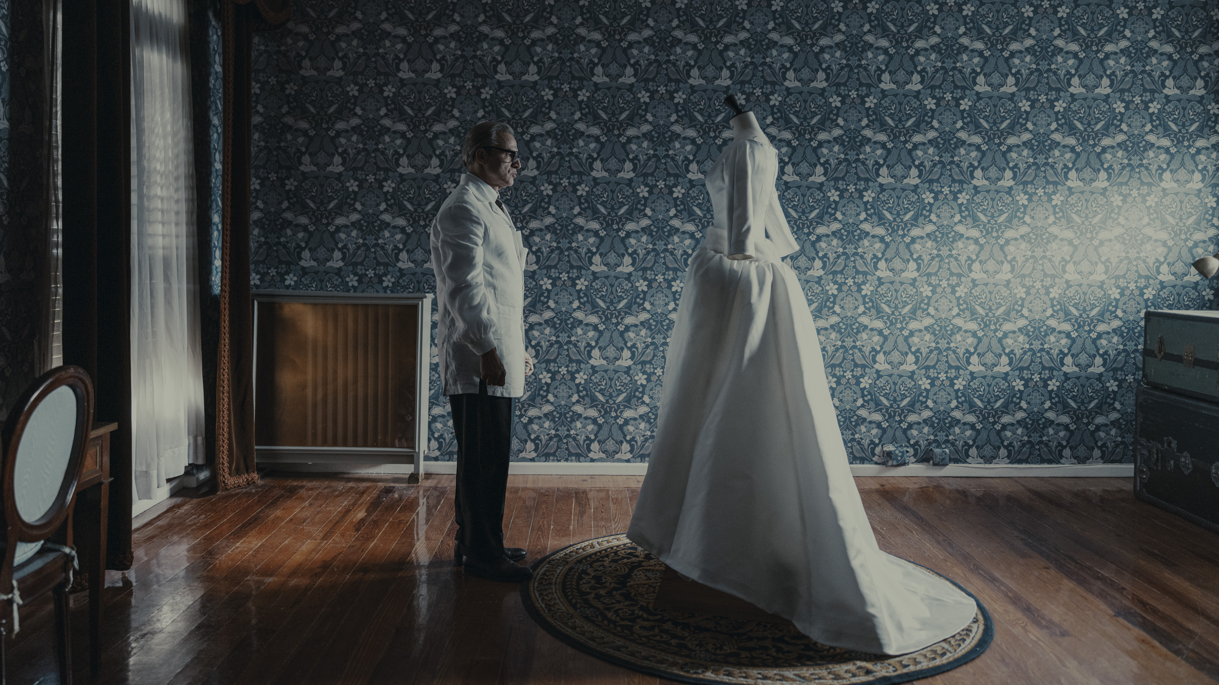 Já sabemos quando estreia a série sobre Cristóbal Balenciaga, célebre ícone da moda. Veja o trailer