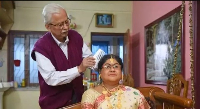 Este homem convive com estátua de silicone de tamanho real da mulher que morreu com COVID-19