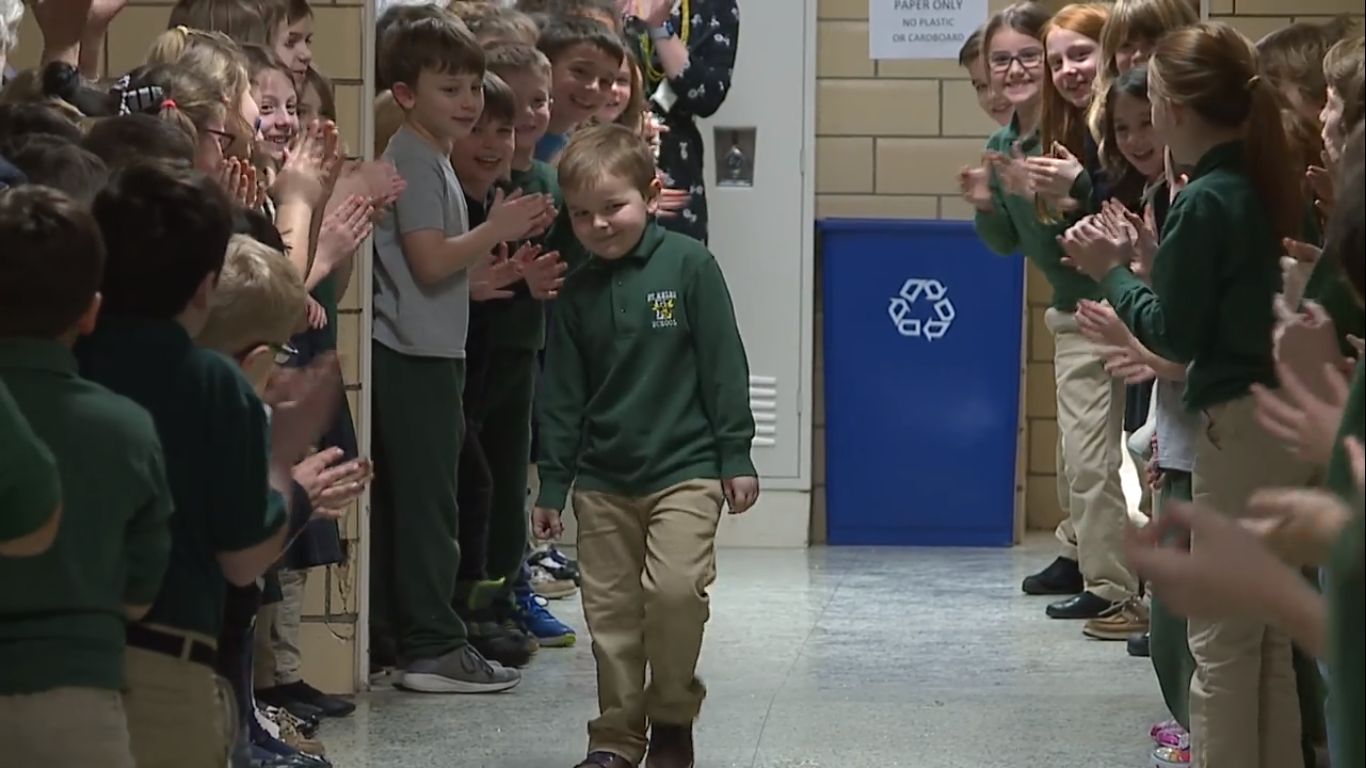 Vence cancro e é recebido com palmas na escola. Vídeo torna-se viral