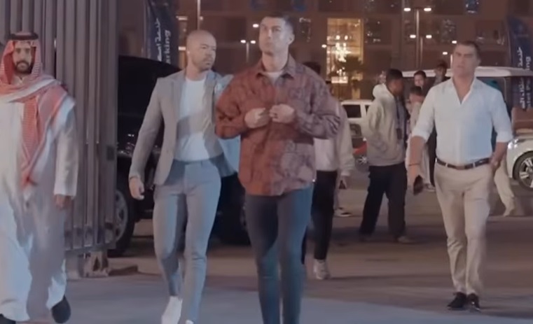 Sem Georgina mas acompanhado do irmão, Cristiano Ronaldo inaugura novo museu em Riade