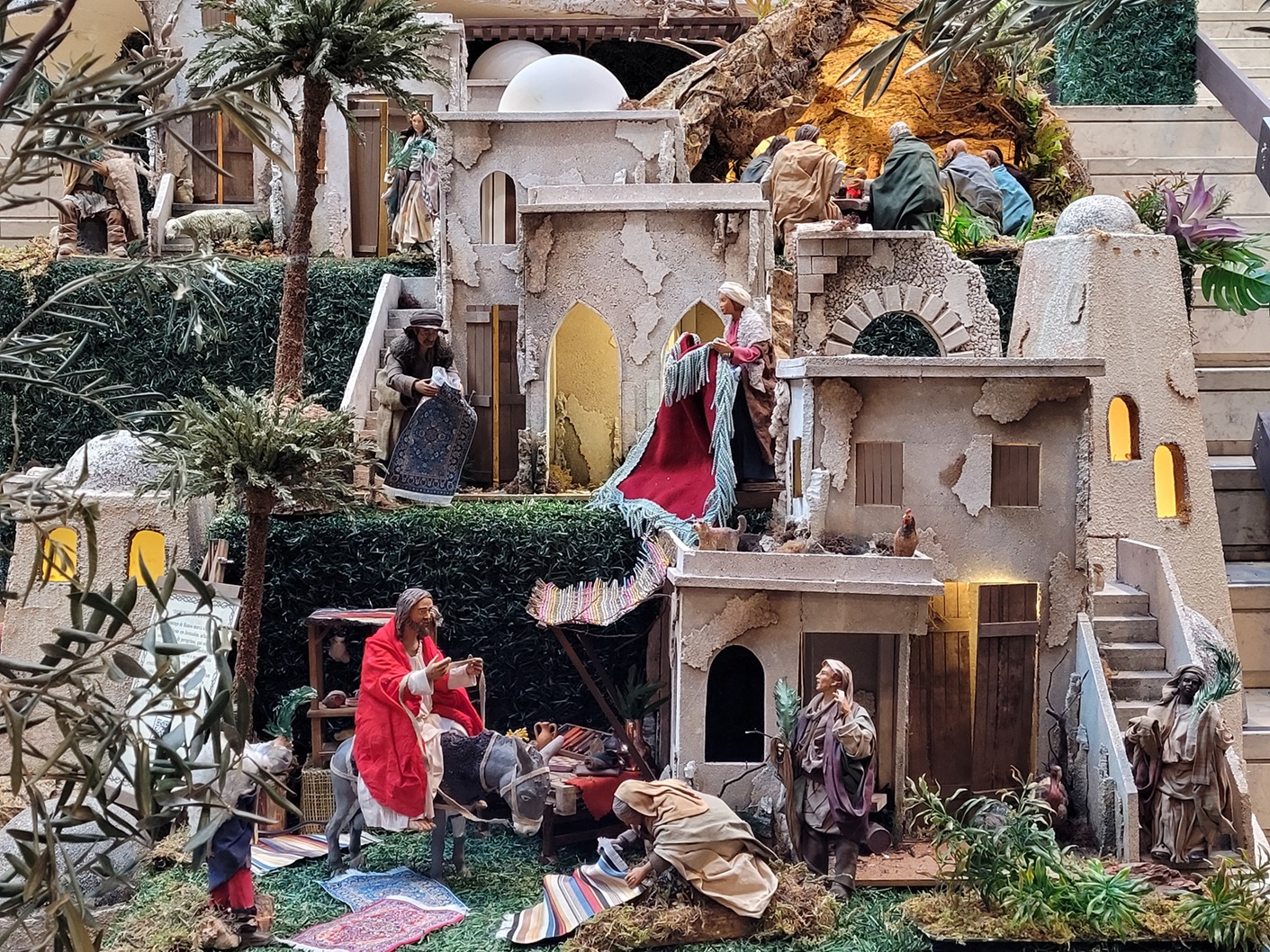 Entre no espírito da Páscoa com esta reprodução dinâmica do cenário da Via Sacra num famoso shopping da capital