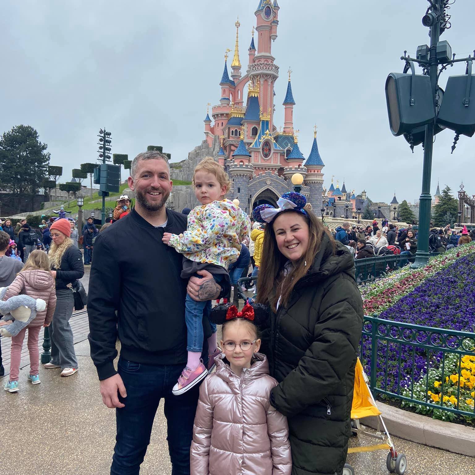 Esta mãe ia viajar em família quando soube que o cancro se tinha espalhado. Morreu duas semanas depois