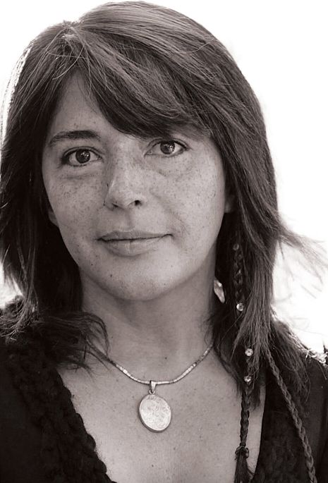 Morte de Clara Pinto Correia continua um mistério. Amiga revela que escritora andava a doar móveis antes de morrer