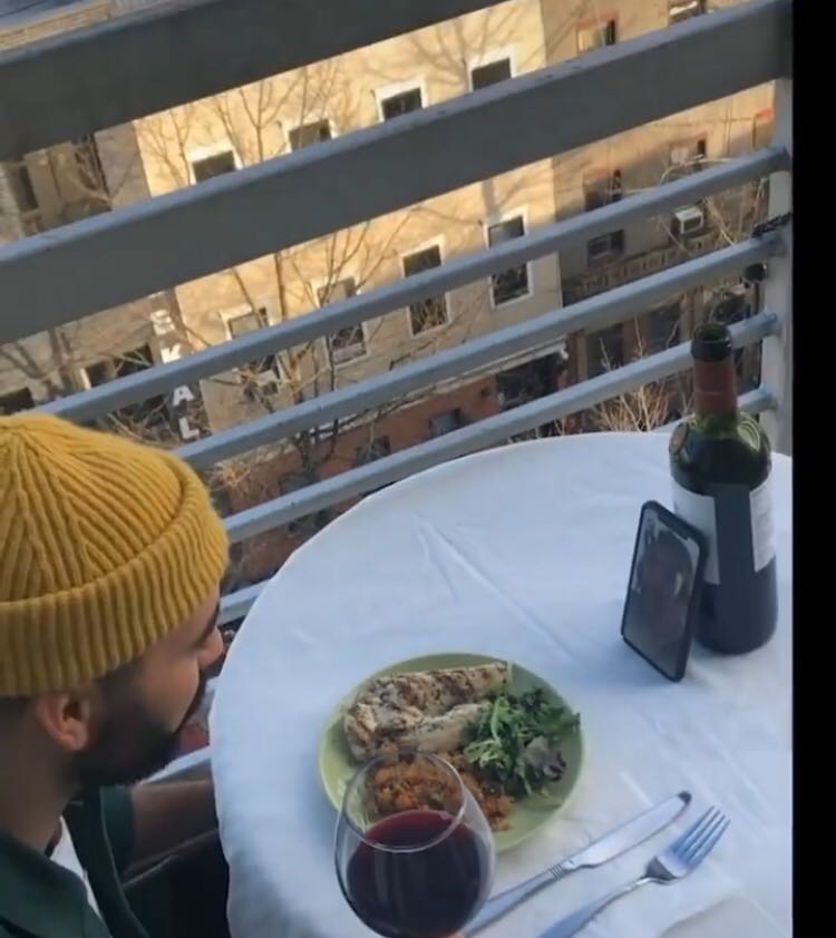 O melhor primeiro date de sempre já é viral no Instagram (mete jantar na varanda, um drone e uma bolha)