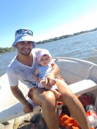 Pai está a leiloar o seu carro de 1999 para poder ter um novo e visitar a filha com cancro no hospital