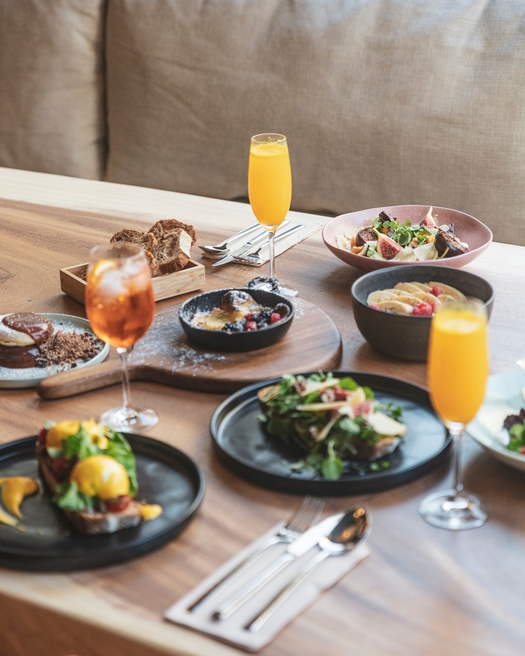 Kofi Club. No novo brunch do Porto, faz-se pão e cocktails — mas calma, que também há panquecas e bowls