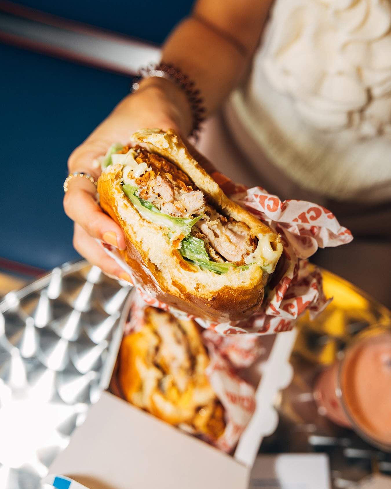 Pow Chick’s. Já abriu o novo spot de frango frito do Estoril. Saiba o que pode comer neste paraíso guloso