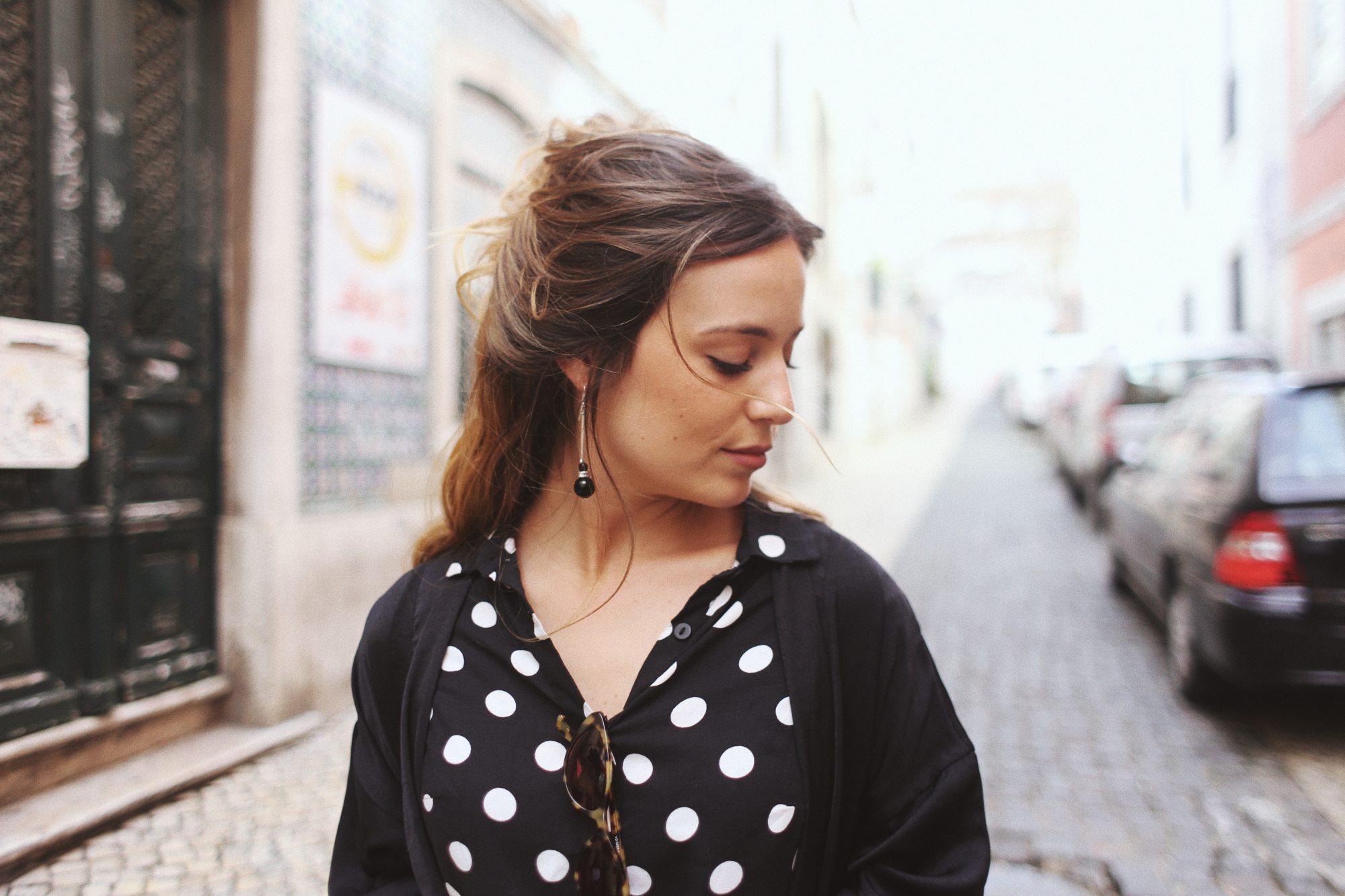 Trend alert: 7 dicas para combinar brincos grandes com o seu look