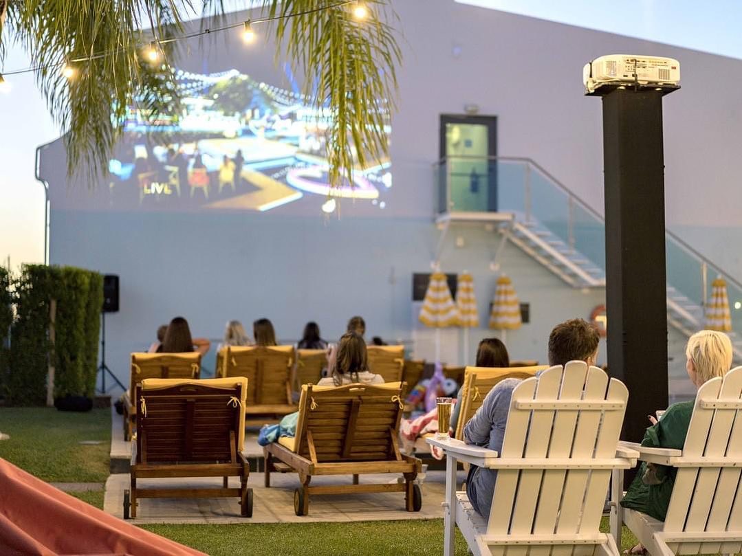 Estes 3 hotéis têm sessões de cinema ao ar livre, junto à piscina (e a entrada é gratuita)