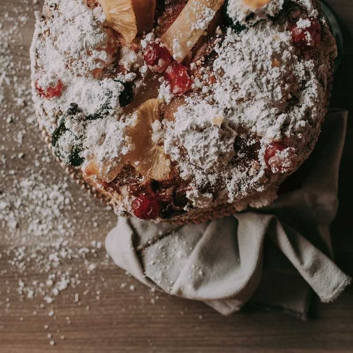 Massa fofinha, fruta da boa e um toque de açúcar. Vai querer comer estes 10 bolos-rei o ano todo