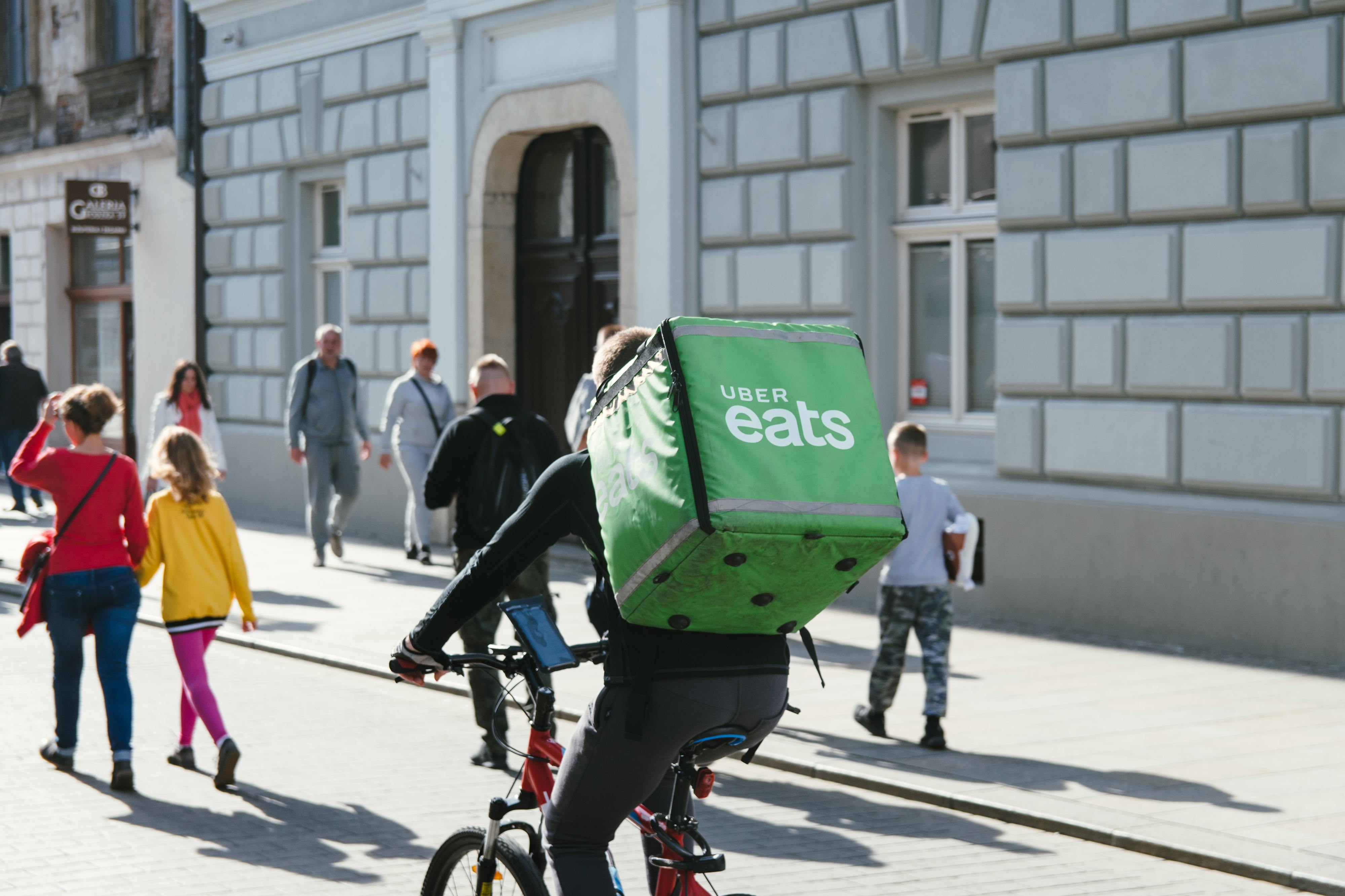 Estafetas da Uber Eats e Glovo denunciam crimes de furto e agressões