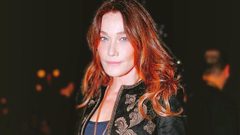 COVID-19. Carla Bruni finge ataques de tosse para cima de várias pessoas e é obrigada a desculpa-se